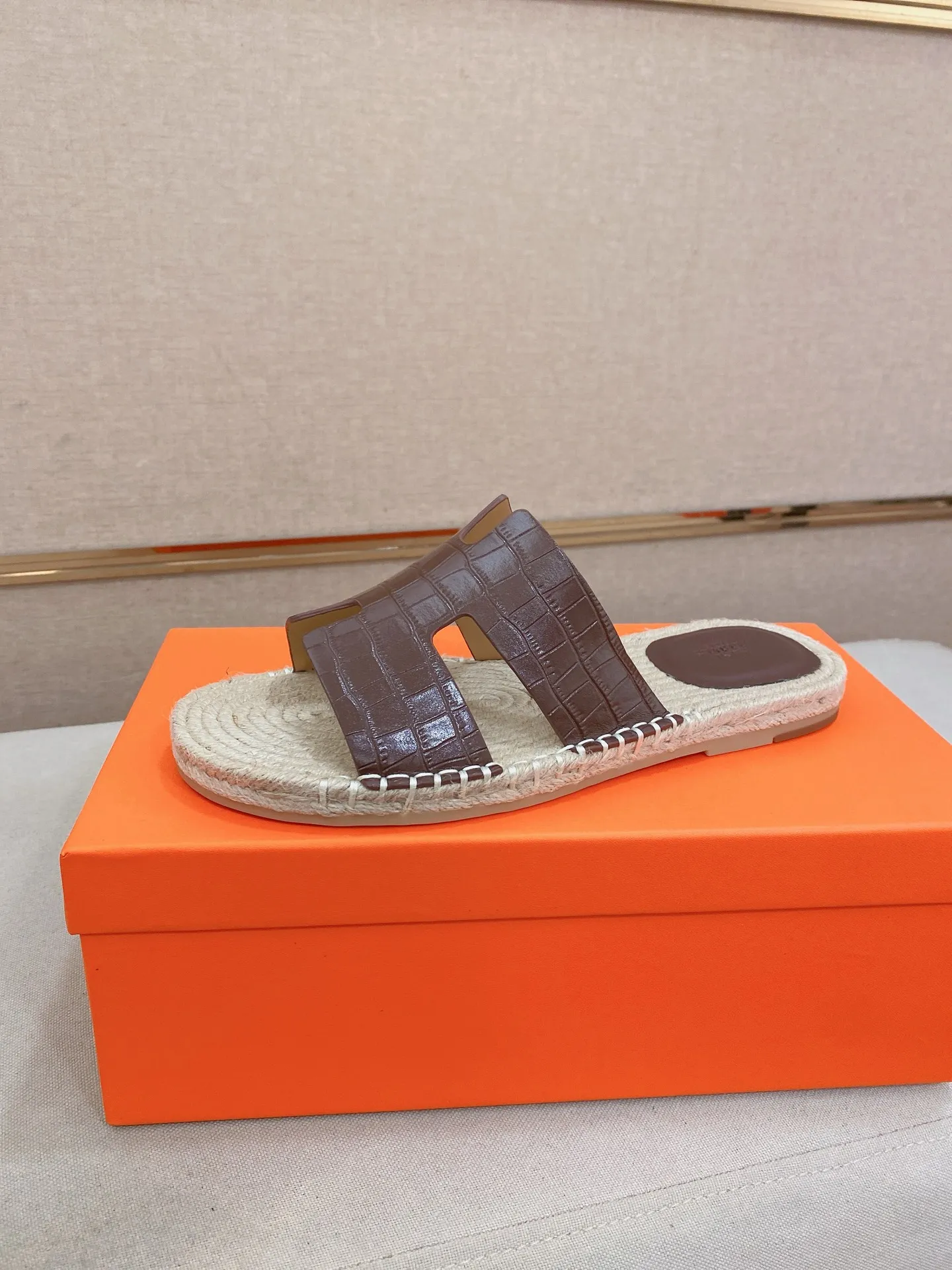 Factory price: 340💰high-end version. "HERMES" Hermès 💁♂️Men's casual slippers, compare the quality at the counter🧚🏿♂️ The upper is made of cowhide leather 🐊crocodile pattern workmanship, purely hand-drawn, raw rubber breathable and non-slip outsole, the inner is breathable and comfortable lambskin, the density is 100% comfortable, the original rubber outsole is wear-resistant and has a code number of 38-44. Can be customized 45-46-47💥🏆